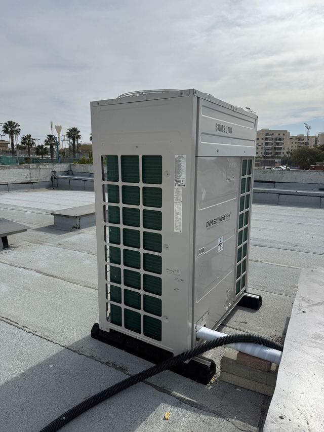 יחידת עיבוי מסחרית Samsung DVM S2 WindFree מותקנת על גג מבנה, על בסיסי גומי ייעודיים