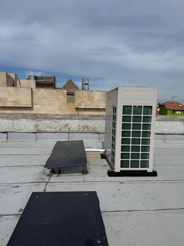 יחידת עיבוי VRF של סמסונג על גג עם יריעות ביטומניות, מונחת על בסיסי גומי