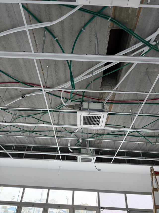 יחידות קסטה תקרתיות באולם מסחרי עם חלונות גדולים, בשלבי התקנה